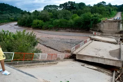 La tormenta se llevó el puente sobre el río La Sala, en Burruyacu