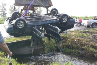 Un auto cayó en una acequia de Monteros