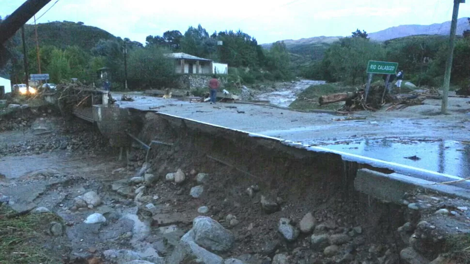 DEVASTACIÓN. Así quedó la ruta junto al río Calabozo. FOTO ENVIADA POR UN LECTOR A TRAVÉS DE WHATSAPP