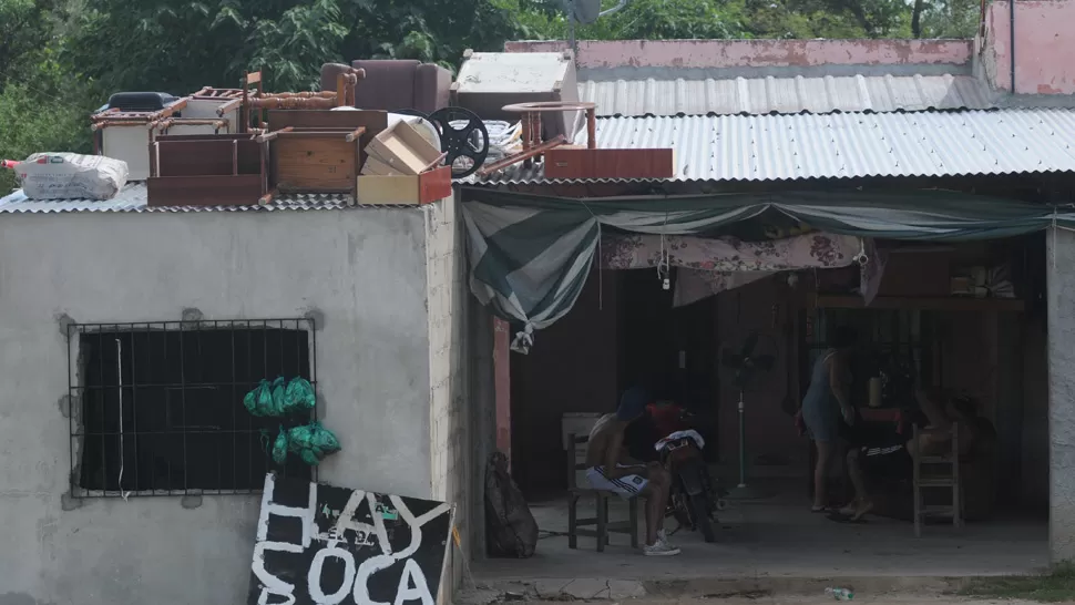 PREVENIDOS. Los vecinos del sur no quieren que el agua se lleve sus pertenencias.