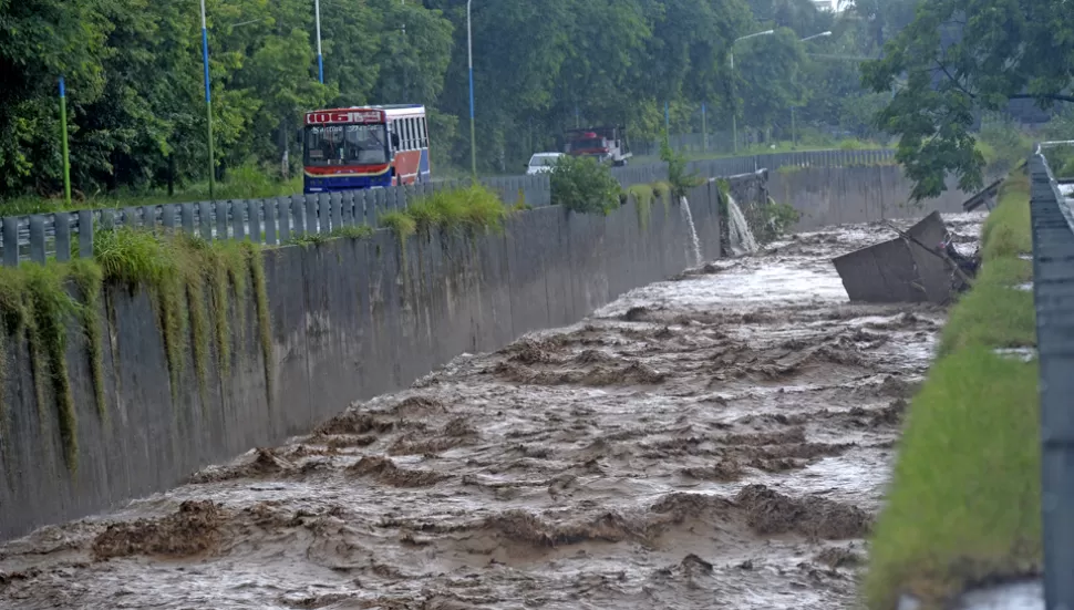 CANAL SUR. Las últimas lluvias hicieron crecer el caudal de ese desagüe. LA GACETA / FOTO DE FRANCO VERA