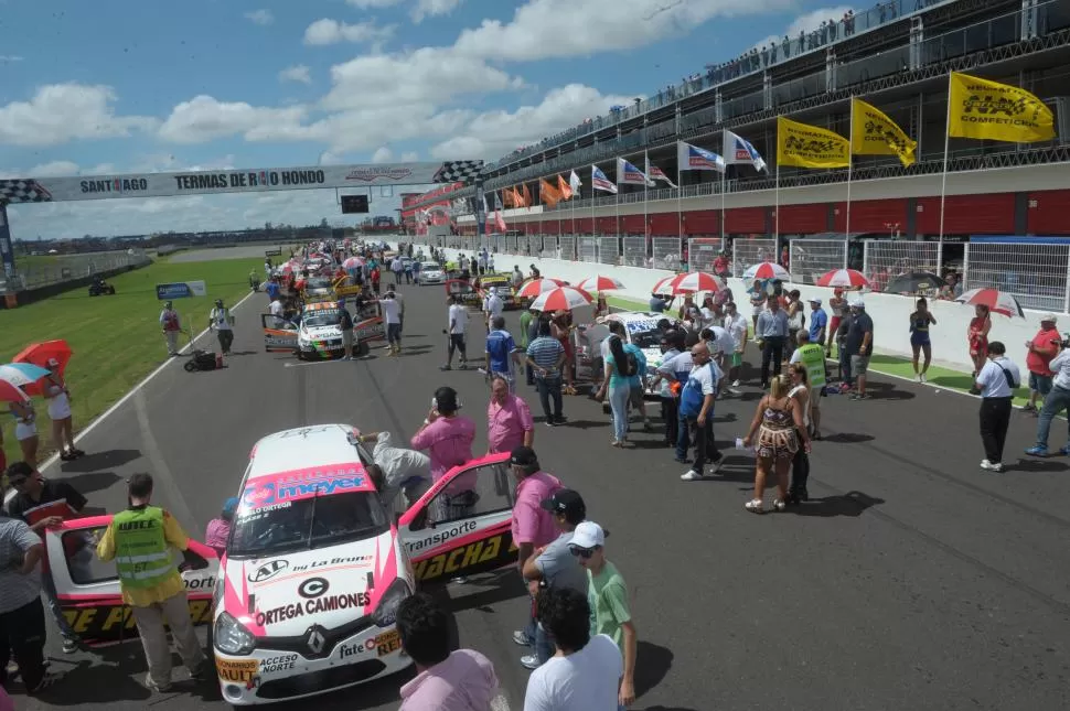 CERCA DE LARGAR. La grilla de partida: Pablo Ortega y su Renault Clio aparecen en primer plano; Lucas Mohamed y su VW Gol Trend atrás. En carrera el orden cambió. credito xxxxxxxx