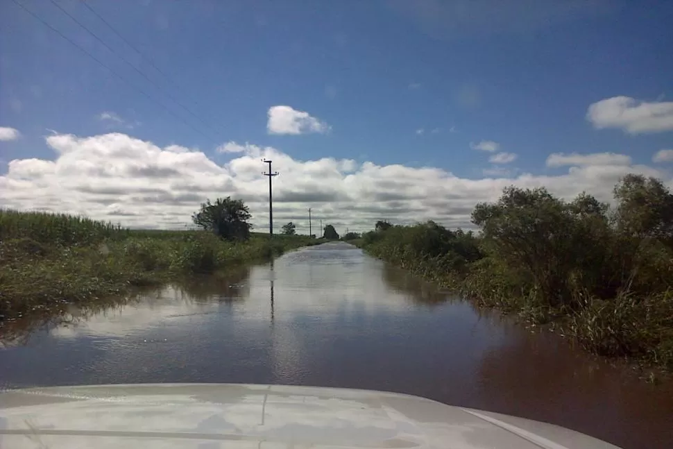 
ANEGADO. Así se encontraba ayer el camino de acceso a la planta. foto de consorcio público metropolitano