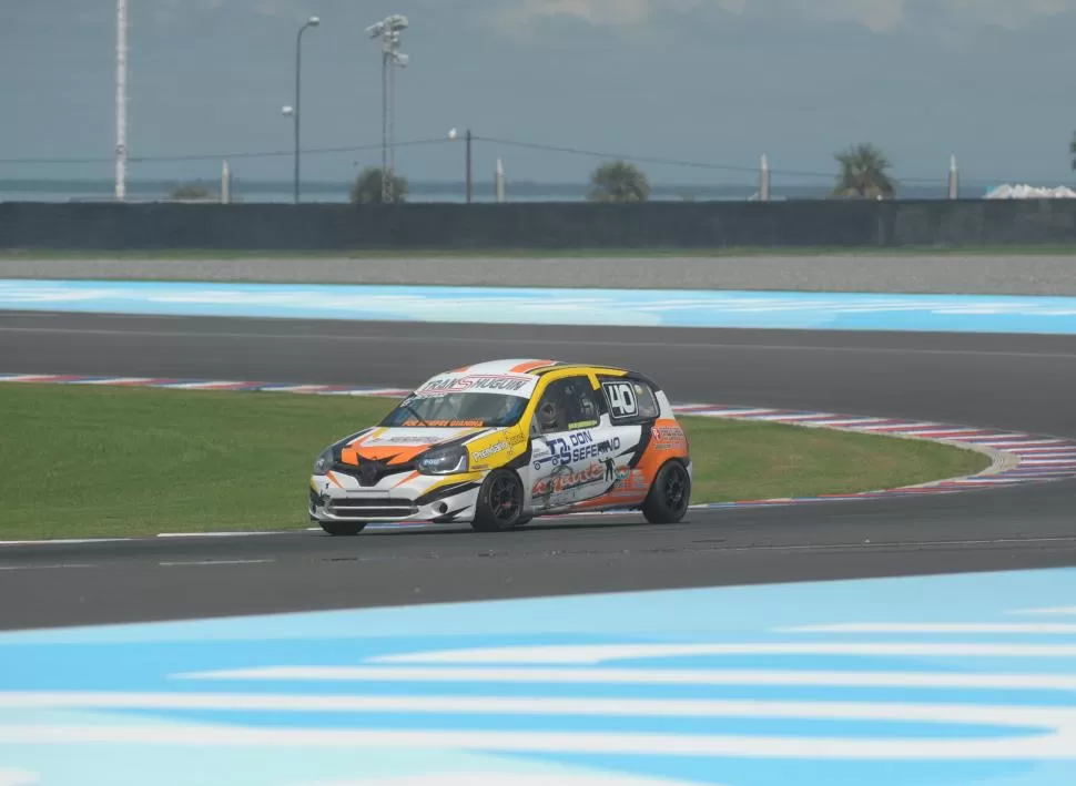 DE MENOR A MAYOR. Recién en la final, Maximiliano Bestani logró asumir protagonismo con su Renault Clio. “Lo que logré en Las Termas es bueno para el futuro”, dijo. LA GACETA / FOTOS DE FRANCO VERA (ENVIADO ESPECIAL)