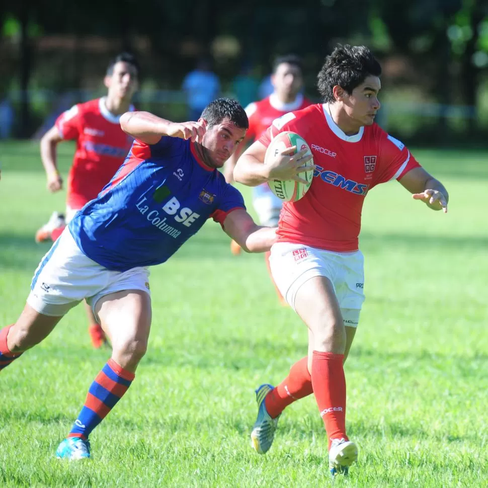 DEBUT COMPLICADO. Santiago Salazar escapa a la marca de un rival. Los Tarcos ganó por madurez más que por juego. la gaceta / foto de diego aráoz