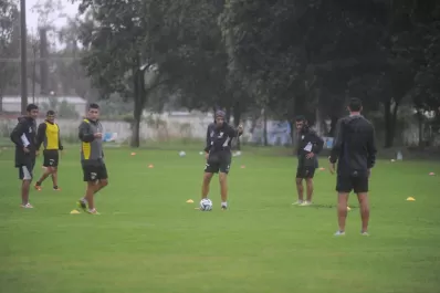 Atlético practicó otra vez bajo techo y espera que el tiempo acompañe