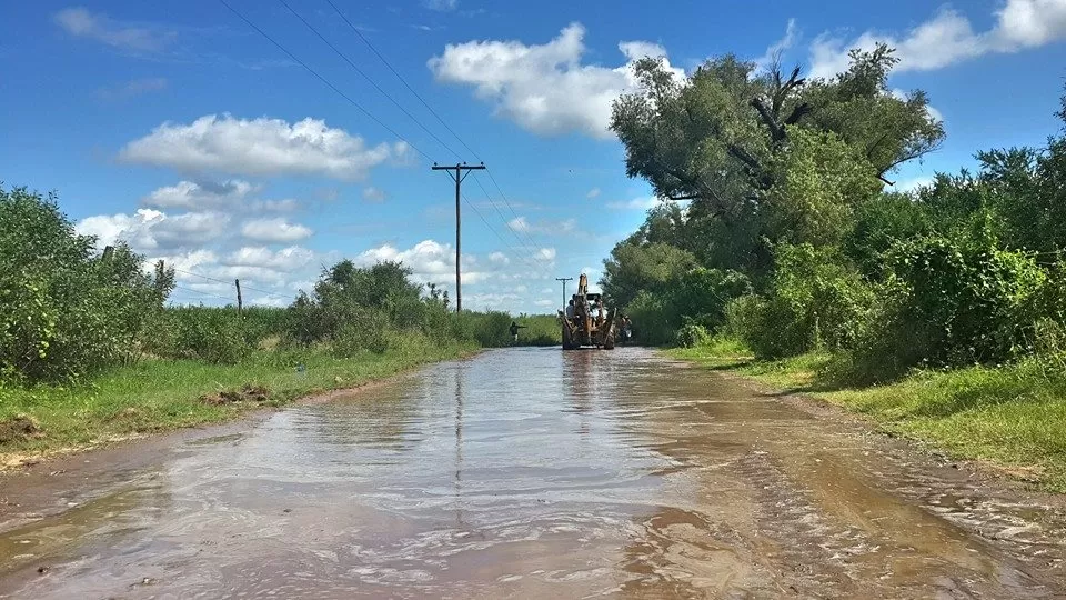 EN GRANEROS. Una retroexcavadora arma defensas al borde del río. la gaceta / foto de miguel velárdez