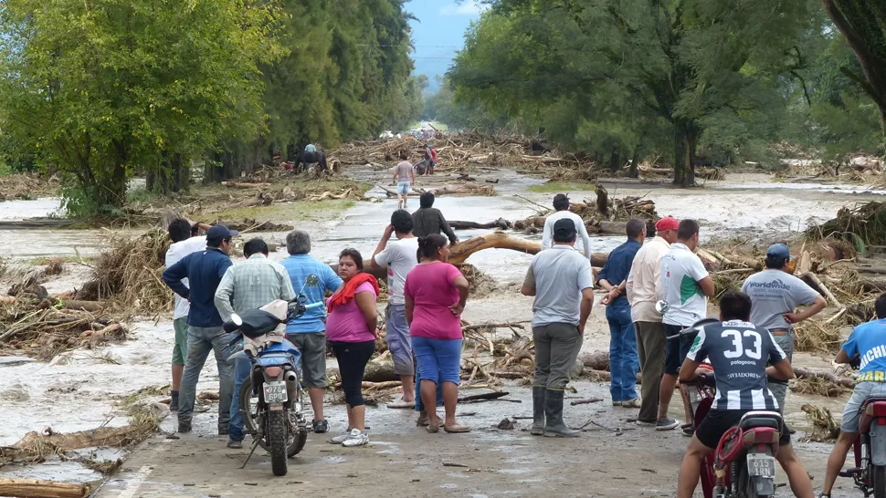 DESOLACIÓN. La zona de Alpachiri había sufrido hace unos días el paso de un tornado. Ahora son las tormentas las que acorralan a la población. LA GACETA / FOTOS DE OSVALDO RIPOLL