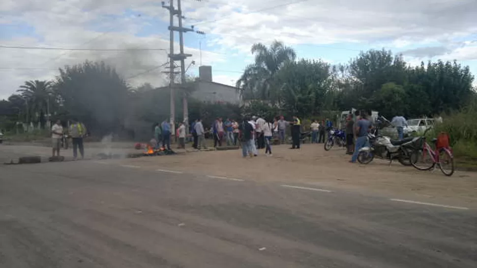 MALESTAR. Los habitantes de El Cajón se manifestaban sobre la ruta 304. FOTO ENVIADA A TRAVÉS DE WHATSAPP