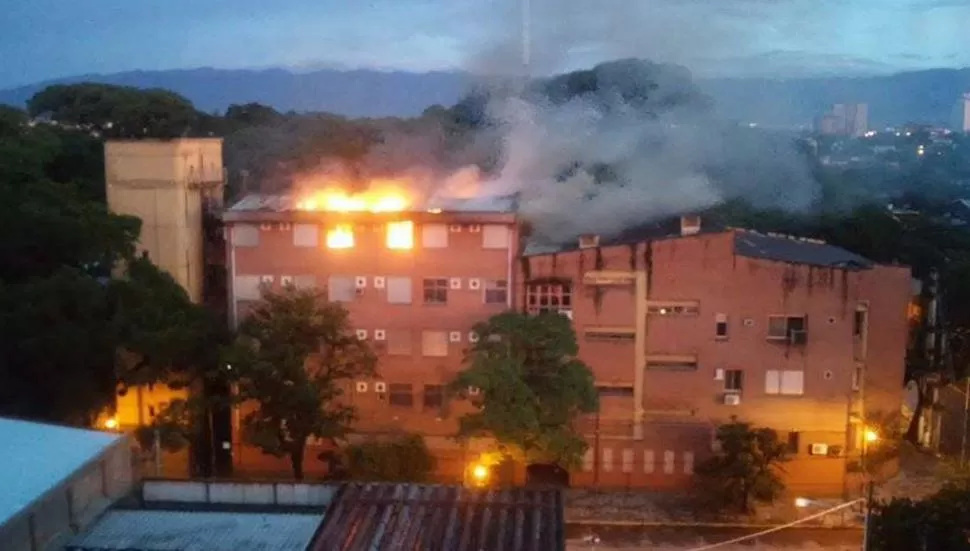 EN LLAMAS. Dos dotaciones de bomberos debieron intervenir para controlar el fuego, alrededor de las 6.30. la gaceta / foto de inés quinteros orio