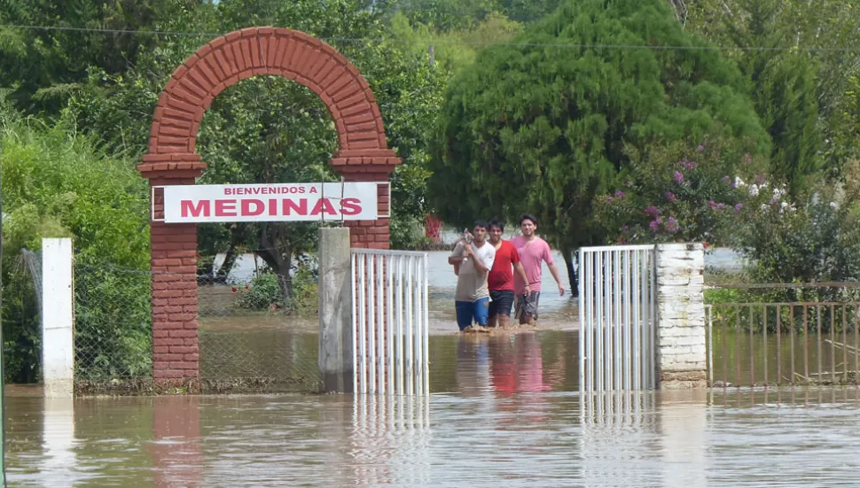 VILLA DE MEDINAS. El agua afectó a numerosas familias. LA GACETA / FOTO DE OSVALDO RIPOLL