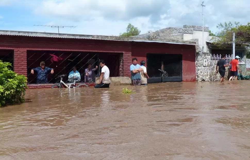 LA CRECIDA. A las 7 de ayer, las calles de Villa de Medina eran un río.  