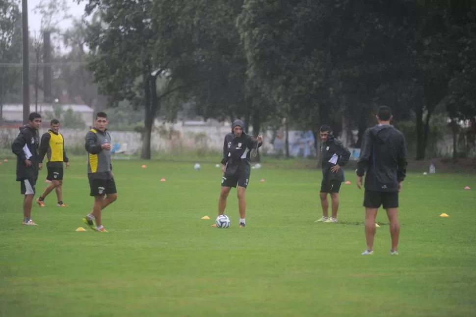 QUIEREN EVITARLO. “Vasco” Azconzábal da indicaciones bajo la lluvia durante un entrenamiento. Todo indica que la situación no se repetirá, porque el DT pretende mantener el buen estado de los campos. la gaceta / foto de antonio ferroni