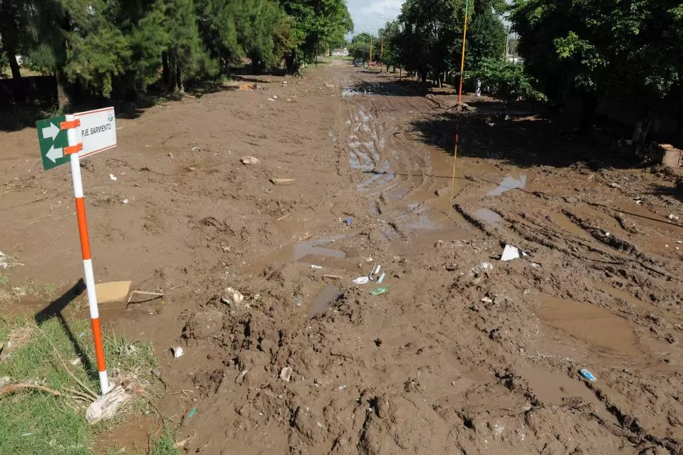 DESOLADO. El pasaje Sarmiento está intransitable por la cantidad de barro que dejó el desborde del canal. la gaceta / foto de inés quinteros orio 