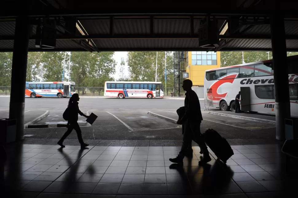 PROTESTA DE ALTA INCIDENCIA. Si se concreta la medida de fuerza del transporte,no circularán ómnibus, aviones, camiones y trenes en todo el país.  la gaceta / foto de diego aráoz