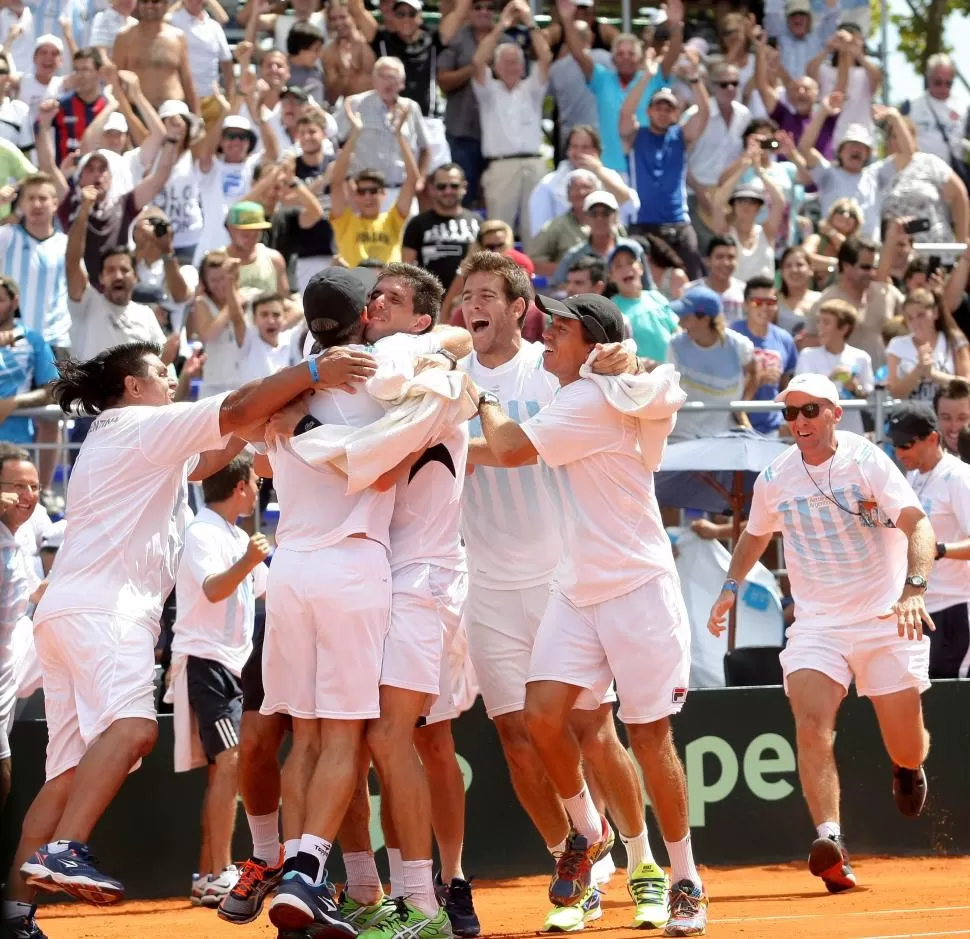 TODOS PARA UNO. Del Potro se une al festejo del equipo argentino, al que regresaría como jugador frente a Serbia. dyn 