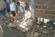 Rompieron un muro para que pase el agua y salvar sus casas