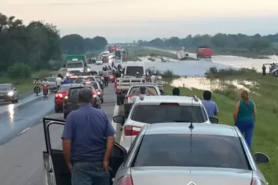 Por la presencia de agua, piden circular con precaución por la autopista entre Tucumán y Famaillá