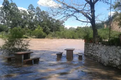 El río Loro desbordó y avanzó sobre los campings