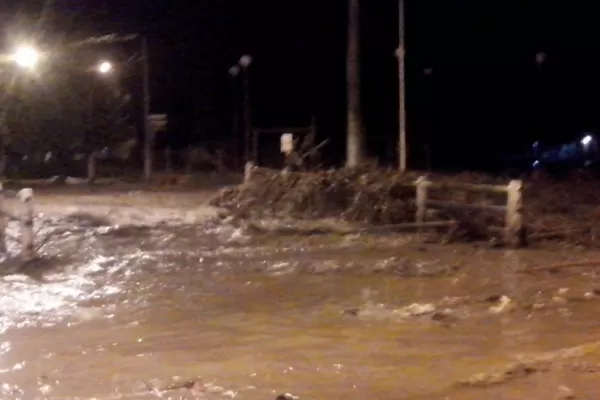 Las nuevas tormentas provocaron que desborden ríos y canales