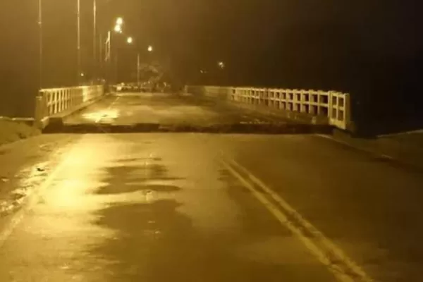 Mirá el video de la caída del puente sobre el río Lules