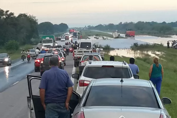 Por la presencia de agua, piden circular con precaución por la autopista entre Tucumán y Famaillá