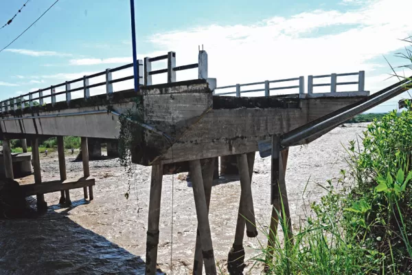 La falta de mantenimiento del lecho de      los ríos puso en jaque varios puentes