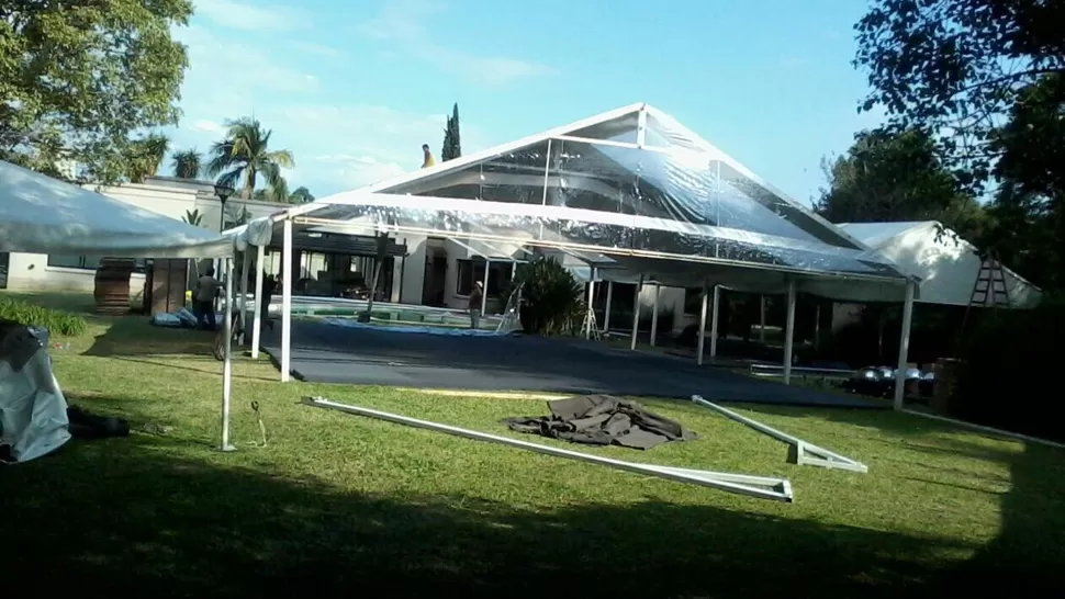 PREVENTIVO. El gobernador puso una carpa en su jardín. FOT ENVIADA POR WHATSAPP