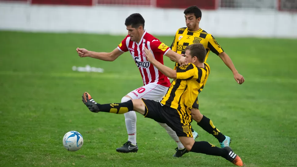 San Martín lo perdió sobre el final en Santiago