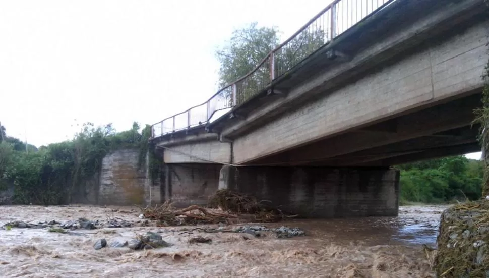 PUENTE DAÑADO. El paso que une San Javier con Raco, por la ruta 340, está intransitable. FOTO ENVIADA AL WHATSAPP DE LA GACETA