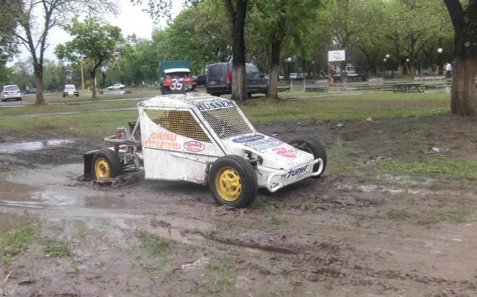 TERRENOS ANEGADOS. El autocross corrió en varias oportunidades en pistas barrosas. Igual, en esta oportunidad la disciplina esperará para iniciar su certamen. la gaceta / foto de archivo