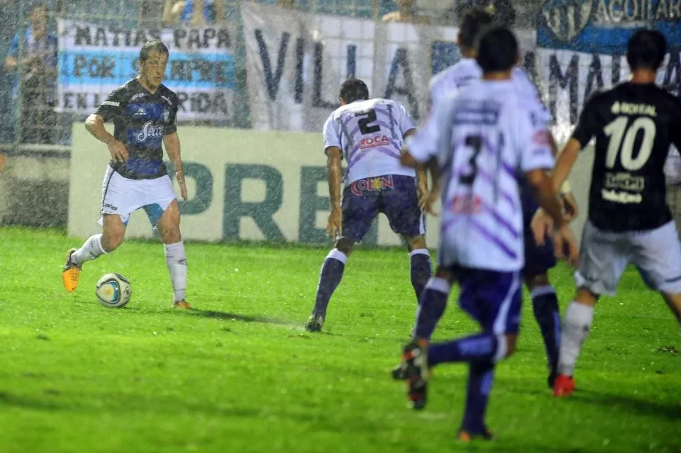 ANTES. Quiroga, durante el partido ante Dálmine. La lluvia castigó al césped del Monumental.  la gaceta / foto de diego aráoz (archivo) 