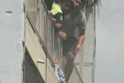 Dos policías treparon balcones, desafiaron las llamas y salvaron a las víctimas de un incendio