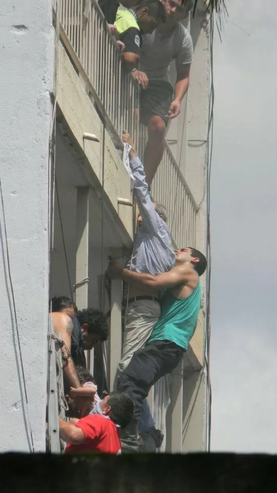 DAÑOS MATERIALES. Ninguno de los vecinos resultó herido ni asfixiado. FOTO GENTILEZA MAXIMILIANO BIANCHI