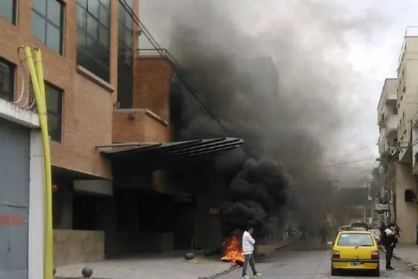 Remiseros y taxistas cortaron puentes en Jujuy, contra el transporte ilegal