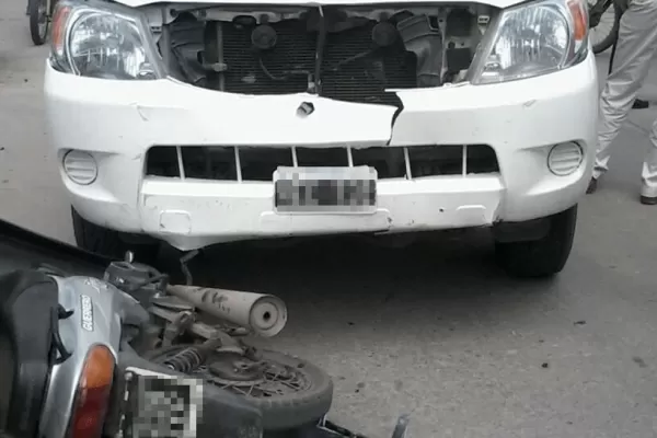 Murió una joven por el choque entre una moto y una camioneta