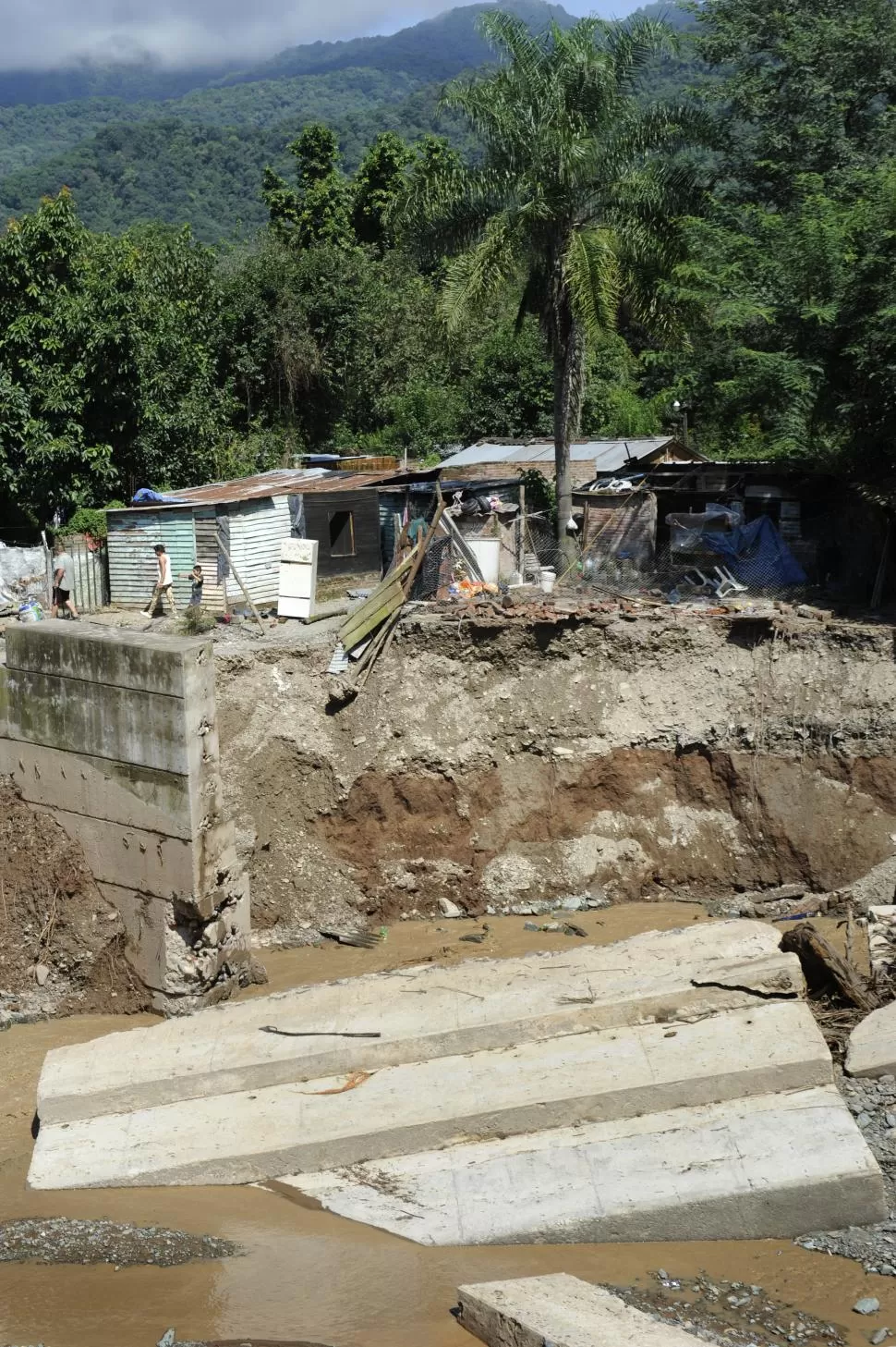 HORROR. Los paredones del río Muerto cedieron y las casillas corren peligro. la gaceta / foto de juan pablo sanchez noli