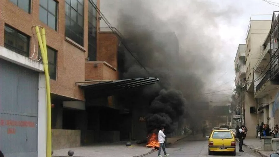 ESCRACHE. El gremio que nuclea a los taxistas acusa a los hoteleros de Jujuy de usar transporte ilegal para sus pasajeros. FOTO DE JUJUYALMOMENTO.COM