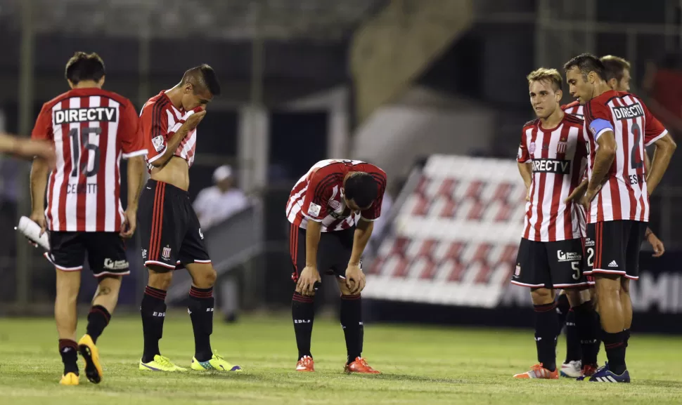 TROPEZÓN NO ES CAÍDA. Los jugadores del Pincha se lamentan por la derrota. REUTERS