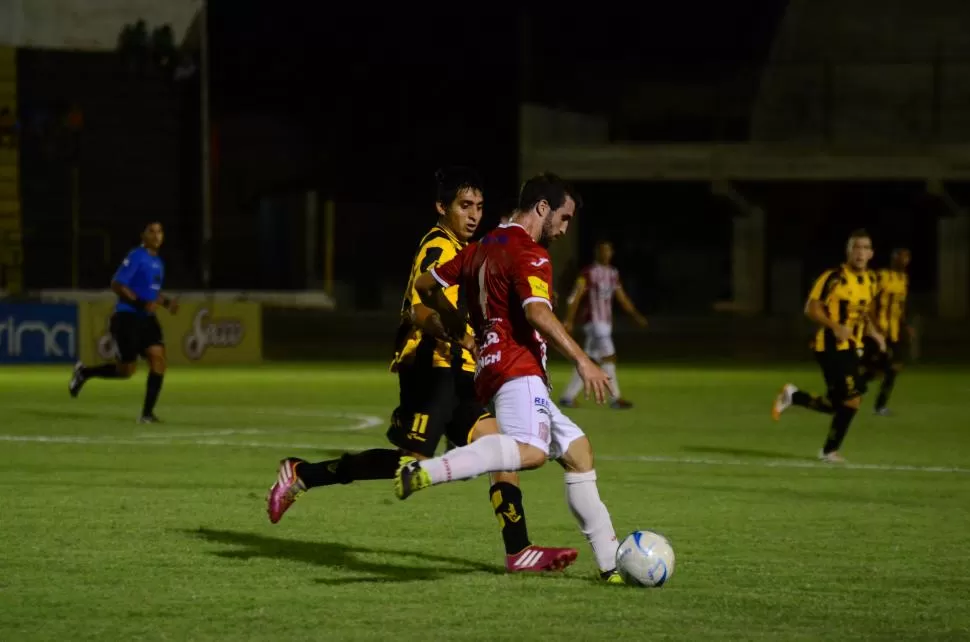 CON FIRME ANDAR. Cristian Piarrou intenta llevar la pelota ante la marca de un rival santiagueño.La defensa “santa” no tuvo una buena noche. foto gentileza de LUIS SANTILLÁN / SOMOS DEPORTE