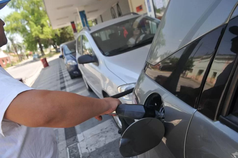 SORPRESIVO AUMENTO. Los automovilistas observaron que en las estaciones de servicio se retocó el precio de la nafta súper a $ 12,67 por litro. la gaceta / foto de osvaldo ripoll