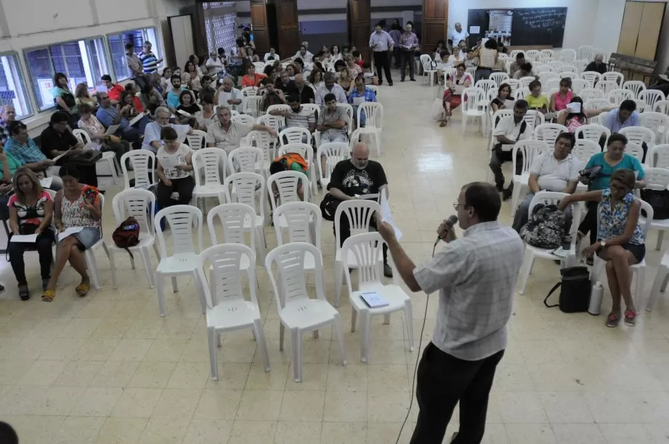 INFORME. Al comenzar la asamblea, Osatinsky explicó cuál es la situación respecto de los reclamos a la UNT. la gaceta / foto de inés quinteros orio