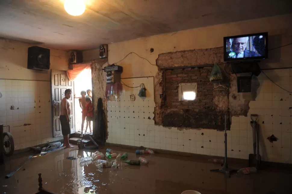 DAÑOS. El piso quedó cubierto de barro en una vivienda del barrio Miguel Lillo, al borde del canal Sur. la gaceta  / foto de franco vera