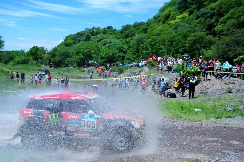 A CAMPO TRAVIESA. En la edición 2015, Tucumán tuvo una muy buena cantidad de kilómetros de competencia. El público pudo ver en acción y por distintas rutas autos, camiones, motos y cuatriciclos. LA GACETA / FOTO DE DIEGO ARÁOZ (ARCHIVO)