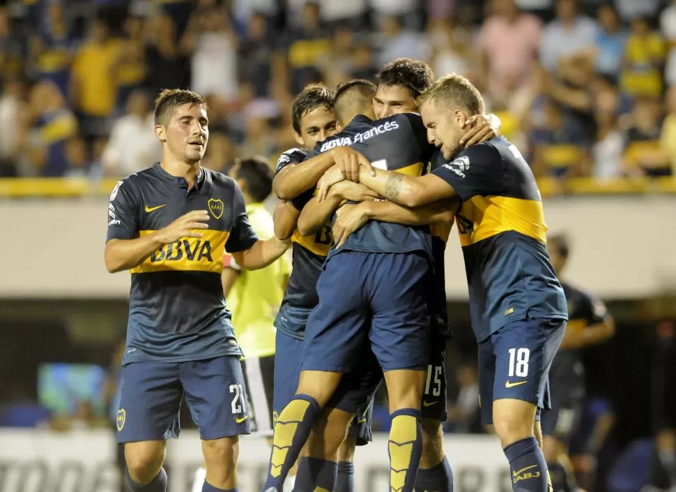 PURA FELICIDAD. Erbes (21), Meli, Marín (15) y Colazo (18) felicitan a Carrizo (de espalda), autor del tercer tanto “xeneize”. DYN