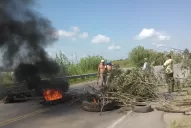En García Fernández, damnificados por las inundaciones cortan la ruta 157