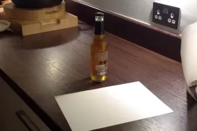Así se abre una botella de cerveza con un pedazo de papel