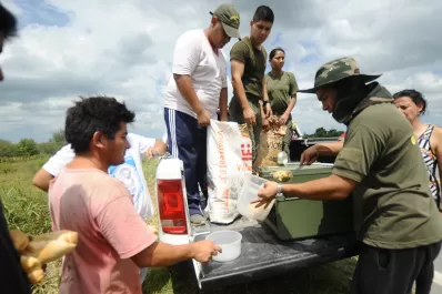 El Ejército se sumó a los equipos de ayuda y rescate de inundados