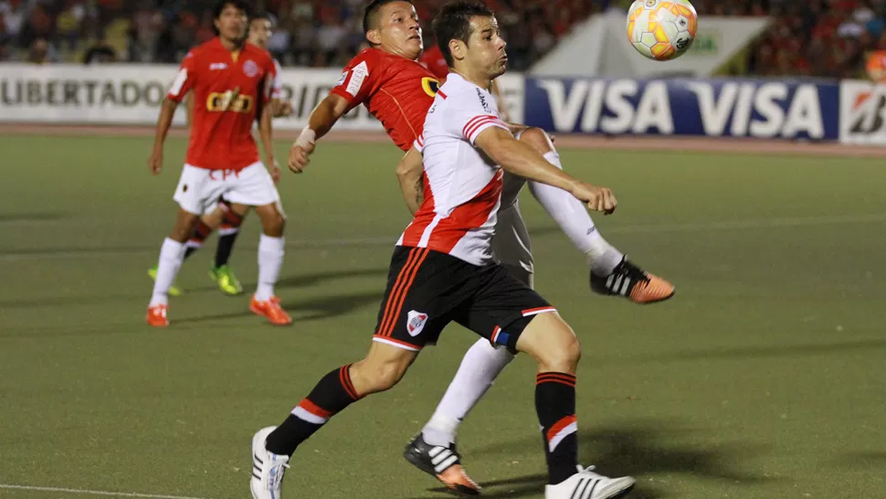 QUEJOSO. Como todo el plantel Millonario, el uruguayo renegó del campo de juego del estadio de Chiclayo. REUTERS