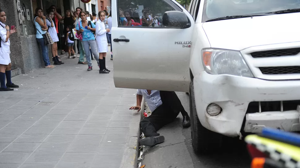 ESCÁNDALO. Tras el choque el vehículo quedó estacionado hasta que lo llevaron a la Policía. LA GACETA / HECTOR PERALTA